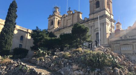 JITKESSĦU BI PROPOSTA GĦAT-TNEĦĦIJA TAL-MONUMENT TAL-ĦELSIEN