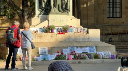 META R-REŻISTENZA KONTRA L-ARROGANZA TA’ REPUBBLIKA TISWA ĦAFNA, MAL-MONUMENT TAL-ASSEDJU JIBQGĦU BISS IL-PLACARDS TA’ NEVILLE GAFA