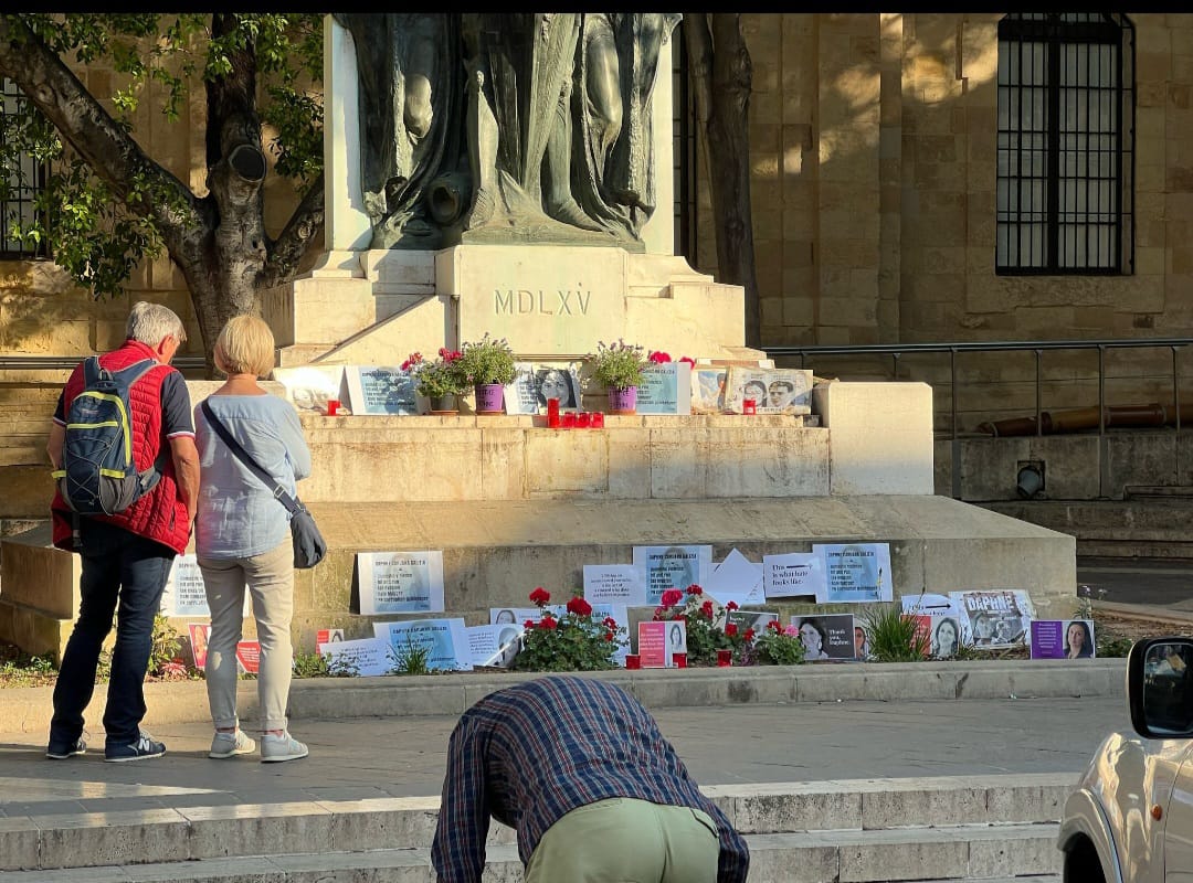 META R-REŻISTENZA KONTRA L-ARROGANZA TA’ REPUBBLIKA TISWA ĦAFNA, MAL-MONUMENT TAL-ASSEDJU JIBQGĦU BISS IL-PLACARDS TA’ NEVILLE GAFA