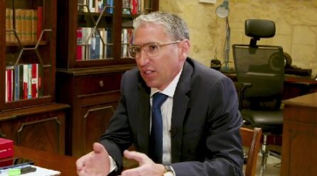 BIL-FILMAT: ROBERT AQUILINA DWAR IL-MONUMENT TAL-ASSEDJU, U L-‘ĠUSTIZZJA’ SKONT REPUBBLIKA