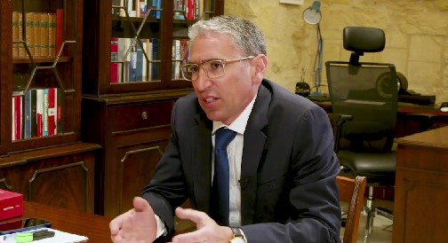 BIL-FILMAT: ROBERT AQUILINA DWAR IL-MONUMENT TAL-ASSEDJU, U L-‘ĠUSTIZZJA’ SKONT REPUBBLIKA