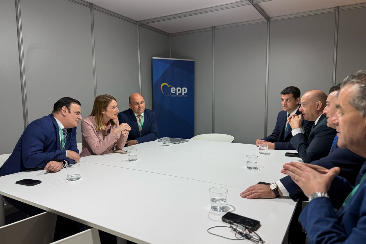 KAOS PN: PETER AGIUS JIRNEXXIELU JAKKWISTA L-UNIKU RITRATT MA’ ‘SĦABU’ CASA U METSOLA