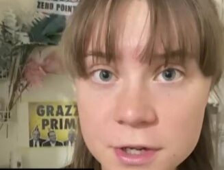L-ATTIVISTA GRETA THUNBERG B’POSTER SATIRIKU TA’ ‘GRAZZI PRIM’ WARAJHA WAQT MESSAĠĠ VIDEO DWAR IL-BASTIMENT ‘CONSCIENCE’