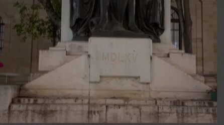 BIL-FILMAT: IL-MONUMENT TAL-ASSEDJU LURA GĦAND IL-POPLU – IMNADDAF MINN KOLLOX