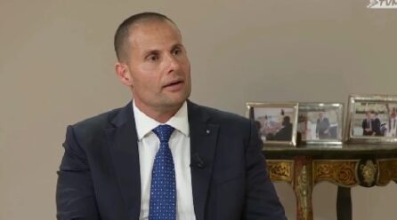 IL-PM ROBERT ABELA FUQ XTRA, ‘MHUX SE NAĊĊETTA T-THEDDID TA’ ROBERT AQUILINA LEJN IL-KUMMISSARJU’