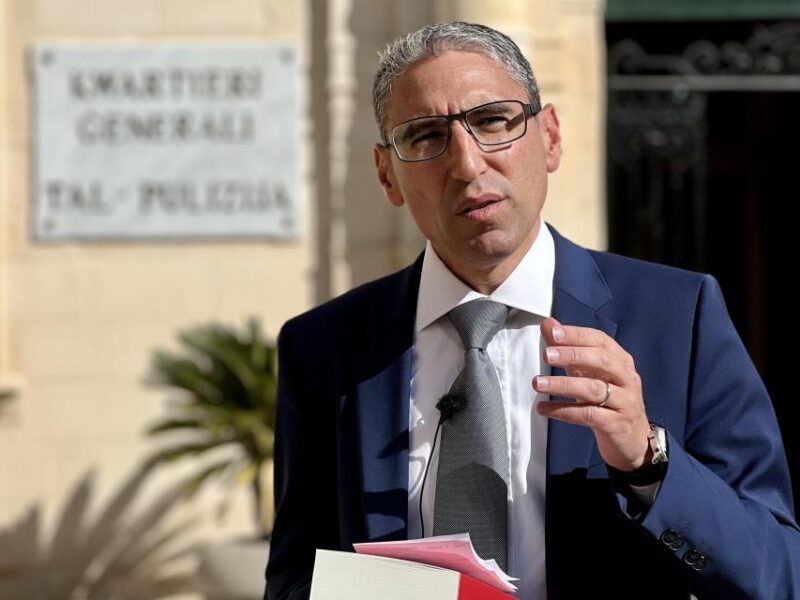 OSSESSJONAT, KATTIV U BLA FEJQAN. ROBERT AQUILINA B’POST MIMLI MIBGĦIEDA LEJN JOSEPH MUSCAT