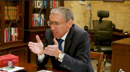 BIL-FILMAT: ROBERT AQUILINA JGĦID LI ‘JIDDISKUTI LILL-KUMMISSARJU TAL-PULIZIJA MAL-AMBAXXATURI BARRANIN’