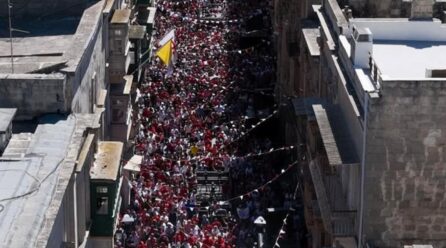 IL-POPLU LABURISTA BI ĦĠARU FIL-BELT, B’MESSAĠĠ ĊAR LIL MIN IRID JAGĦMEL ĦSARA LIL MALTA
