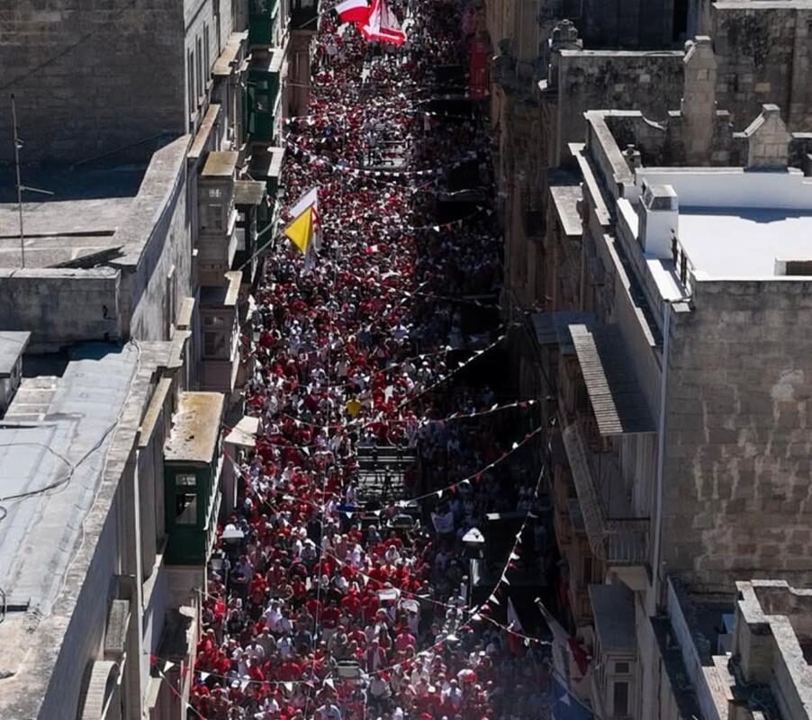 IL-POPLU LABURISTA BI ĦĠARU FIL-BELT, B’MESSAĠĠ ĊAR LIL MIN IRID JAGĦMEL ĦSARA LIL MALTA