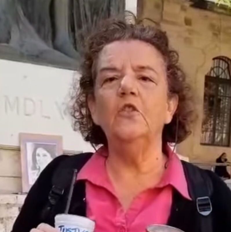 BIL-FILMAT: TA’ ‘OCCUPY’ U ‘REPUBBLIKA’ JARMU L-PLACARDS TA’ NEVILLE GAFA, U JERĠGĦU JIKKAPPARRAW IL-MONUMENT U JIDDIKJARAW ‘IL-PROTESTA TAGĦHNA JI PROTETTA BIL-LIĠI”
