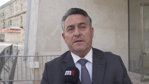IRID JIĊĊAJTA NAĦSEB! BERNARD GRECH JGĦID LI MIN JAKKWISTA PASSAPORT MALTI, ‘IRID IKUN KBURI LI HU MALTI’