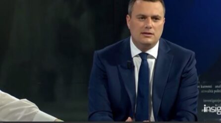 BIL-FILMAT: IL-MINISTRU BYRON CAMILLERI JXEJJEN L-IPOKREŻIJA TAL-PN DWAR L-AVUKATI TIEGĦU STESS LI JBIEGĦU L-PASSAPORTI