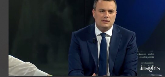 BIL-FILMAT: IL-MINISTRU BYRON CAMILLERI JXEJJEN L-IPOKREŻIJA TAL-PN DWAR L-AVUKATI TIEGĦU STESS LI JBIEGĦU L-PASSAPORTI