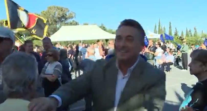 BERNARD GRECH B’PASSIĠĠJATA QALB IN-NIES BIEX JITLA FUQ IL-PALK F’TA’ QALI