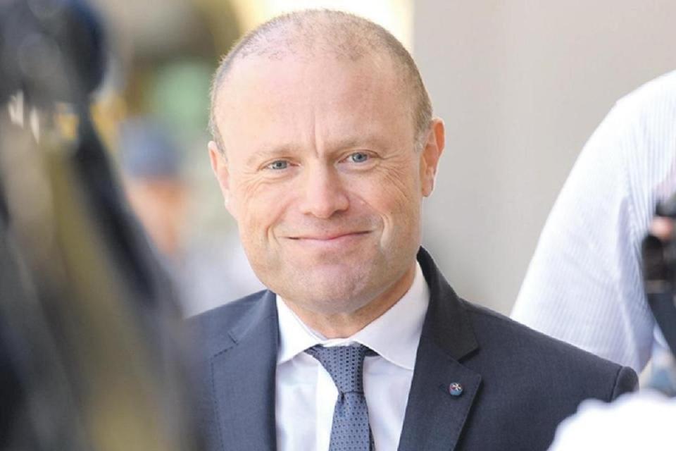 L-EKS PM JOSEPH MUSCAT F’DIBATTITU MA’ ROBERT AQUILINA