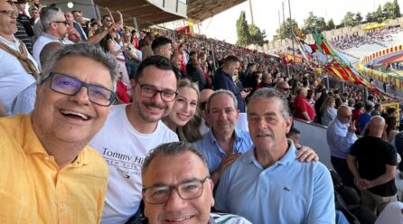 RITRATT BEJN ĦBIEB’ IPOKRITI U INĊESTI, U MIN JITKAŻA B’BERNARD GRECH ĦDEJN JOSEPH MUSCAT