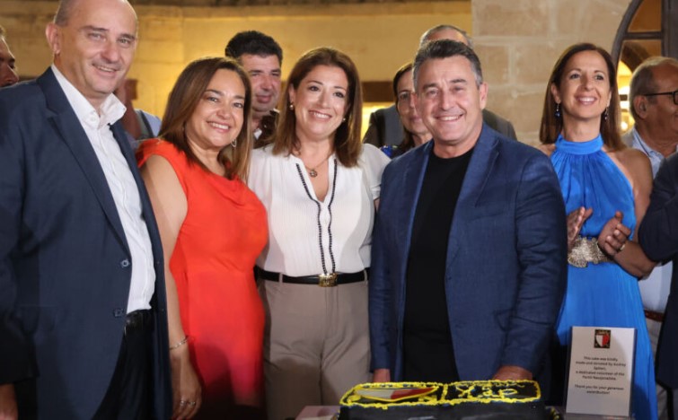 BERNARD GRECH JAGĦLAQ SNINU LLUM, U JLIBBSUH MINGĦALIH TOM CRUISE