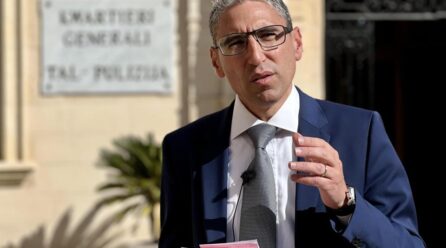 ROBERT AQUILINA JIDĦER QUDDIEM IL-QORTI, ORDNATI BIBIEN MAGĦLUQA