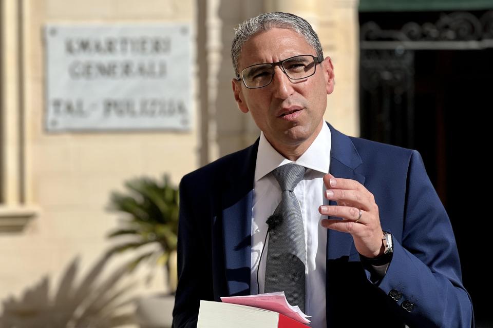 ROBERT AQUILINA JIDĦER QUDDIEM IL-QORTI, ORDNATI BIBIEN MAGĦLUQA