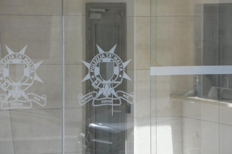 SPETTUR FRIGGIERI, EJJA… MEXA DAK IL-FILE FUQ JASON AZZOPARDI JEW?