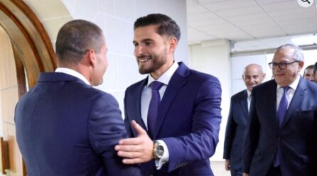 IL-PM ROBERT ABELA LIL ALEX BORG, ‘IL-FONDI PUBBLIĊI M’HUMIEX GĦALL-PARTITI’