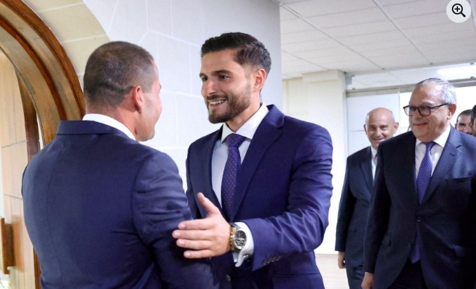 IL-PM ROBERT ABELA LIL ALEX BORG, ‘IL-FONDI PUBBLIĊI M’HUMIEX GĦALL-PARTITI’